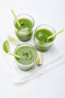 Smoothies verdes com hortelã e limas — Fotografia de Stock