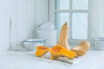 Butternut-Kürbis auf der rustikalen Küchentheke — Stockfoto