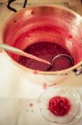 Делают варенье из ягод Лингона, проверяют — стоковое фото