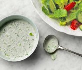 Bol de guacamole savoureux avec des légumes frais sur fond blanc — Photo de stock