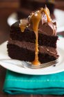 Кусок шоколадного торта с карамельным соусом — стоковое фото