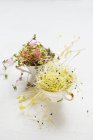 Germes frescos em copos vintage: alho-porro, rabanete vermelho e ervilhas — Fotografia de Stock