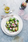 Съедобный цветочный салат — стоковое фото