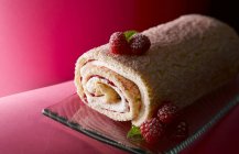 Смачний торт з ягодами на тарілці — стокове фото