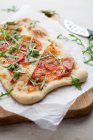 Pizza italiana com mussarela, presunto, tomate e rúcula — Fotografia de Stock