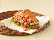Primer plano de delicioso Croissant con ensalada de langosta - foto de stock