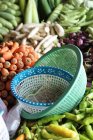 A vegetable stand with plastic bowls in the foreground — Stock Photo