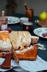 Pão fatiado na mesa de café da manhã — Fotografia de Stock