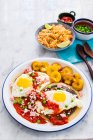 Comida deliciosa e saudável, ovo fresco frito no café da manhã, estilo tailandês, vista superior, close — Fotografia de Stock