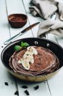 Panqueques de chocolate con hielo de plátano y chocolate - foto de stock
