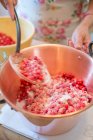 Ягодное варенье из Лингона, сырые ягоды лингона в кастрюле с сахаром — стоковое фото
