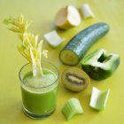 Jus vert fraîchement pressé à partir de fruits et légumes — Photo de stock