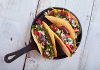 Tacos au provolone fumé et légumes — Photo de stock