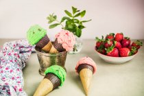 Primer plano de deliciosos helados de menta con chispas de chocolate - foto de stock