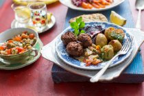 Souper du Moyen-Orient avec falafel au pois chiche, trempette mutabale, pommes de terre rôties et crêpes de betteraves — Photo de stock