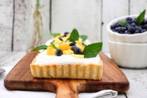 Yoghurt and coconut tart with mango, blueberries and mint — Stock Photo