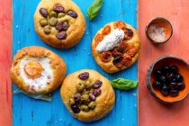 Mini-Focaccia mit Tomaten, Mozzarella, Oliven und Ei — Stockfoto