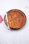 Pizza fatta in casa con formaggio e salsa di pomodoro — Foto stock