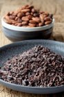 Piezas de cacao y granos de cacao - foto de stock