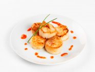 Fried scallops with pepper sauce — Stock Photo