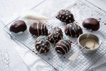 Dekorierte Eipralinen mit Reismilchschokolade (vegan)) — Stockfoto