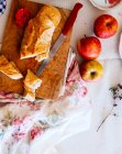 Una baguette e mele fresche — Foto stock