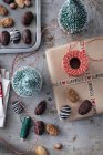 Рождественская дата и яблочные конфеты — стоковое фото