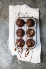 Gros plan des muffins au chocolat dans une boîte à muffins — Photo de stock