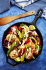 Cuocere il pollo Paleo con avocado e zucca alle farfalle — Foto stock