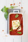 Вкусная домашняя еда с томатом и базиликом и сыром пармезан, вид сверху — стоковое фото