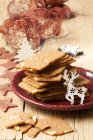 Biscoitos de amêndoa em prato cerâmico com decorações festivas — Fotografia de Stock