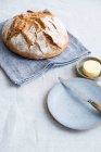 Close-up de delicioso pão Sourdough em um com manteiga — Fotografia de Stock