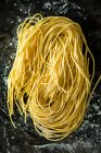 Primo piano di deliziosi spaghetti freschi — Foto stock