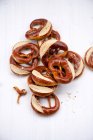 Primer plano de deliciosos pretzels de pan de lejía - foto de stock