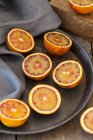 Halbierte Grapefruits auf Metallplatte mit Tuch — Stockfoto