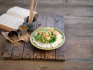 Tofu avec des verts asiatiques — Photo de stock