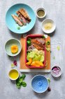 Здоровый обед с курицей, огурцом, имбирем и салатом — стоковое фото