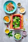 Здоровый обед с курицей, огурцом, имбирем и салатом — стоковое фото
