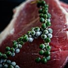 Nahaufnahme von Rindfleisch mit grünen Pfefferkörnern (Australien)) — Stockfoto