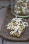 Una barretta di granola con pistacchi, semi di girasole e semi di sesamo — Foto stock