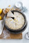 Lemon and ginger shortbread in a tin — Stock Photo