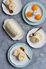 Rollo de coco merengue con crema batida y duraznos - foto de stock
