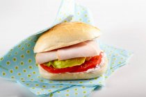 Un sándwich con queso crema, tomates, lechuga y jamón de pavo - foto de stock