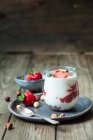 Греческий йогурт с клубничным и чиевым джемом и фундуком — стоковое фото