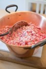 Confiture de baies de lingon en cours de fabrication, baies de lingon brut dans une casserole avec sucre — Photo de stock