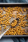 Spicy roasted chickpeas on a baking tray — Stock Photo