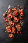 Brownies com morangos e molho de chocolate — Fotografia de Stock