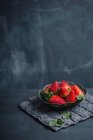 Frische Erdbeeren in Metallschale auf dunklem Hintergrund — Stockfoto