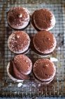 Macarons à la crème au chocolat et cacao en poudre — Photo de stock