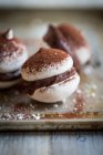 Macarons à la crème au chocolat et cacao en poudre — Photo de stock